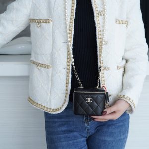chanel 2022新款珍珠盒子包黑色香奈儿盒子包的上身图片