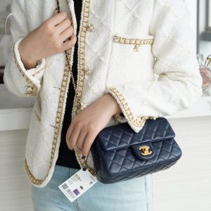 chanel CF金属球 mini深蓝色上身图香奈儿官方网站旗舰店