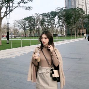 chanel Gabrielle经典流浪包杏黑香奈儿包包经典款上身图