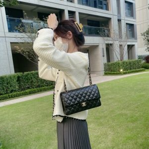 chanel CF Classic Flap经典口盖包黑羊银香奈儿口盖包上身图