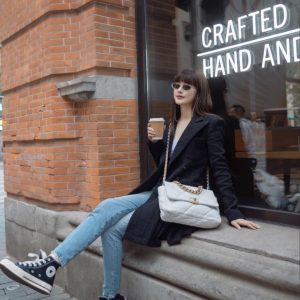 chanel 19bag仙女白中号上身图香奈儿包包官网中国官方网