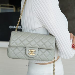 chanel春夏金属球大Mini灰绿奢侈品牌香奈儿女包上身图