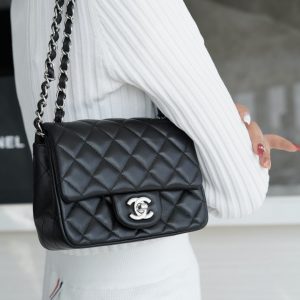 chanel CFClassic Flap黑羊银方胖子香奈儿经典口盖包上身图