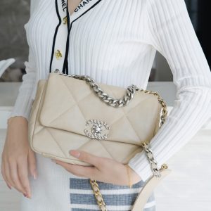 chanel2022 19bag浅杏上身图香奈儿包包官方旗舰店官网