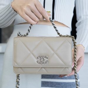 chanel 19bagwoc浅杏银扣香奈儿女包官方网站旗舰店