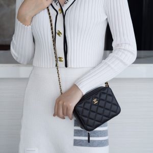 chanel2022春夏新品金属球相机包香奈儿金球包上身图