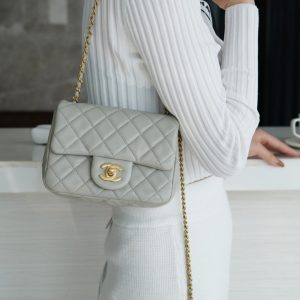 chanel2022春夏金属球方胖子灰绿色香奈儿女款包包上身图