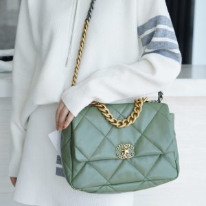 chanel 19bag秋冬抹茶绿中号上身图官方网站香奈儿包包