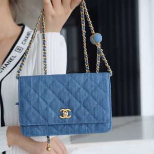 chanel2022丹宁牛仔金属球woc香奈儿链条钱包上身图