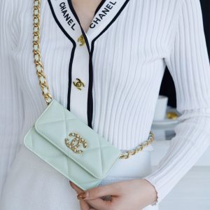chanel2022早春19mini链条包淡绿香奈儿链条手拿包上身图