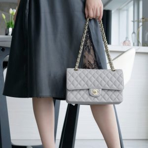chanel classic flap中号浅灰香奈儿classic flap 中号上身图