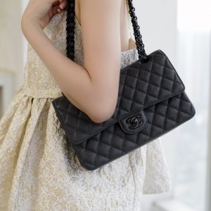 chanel classic flap中号深灰香奈儿classic flap水洗胎牛上身图