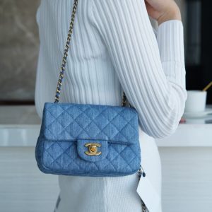 chanel 2022丹宁牛仔金属球方胖子香奈儿口盖包上身图