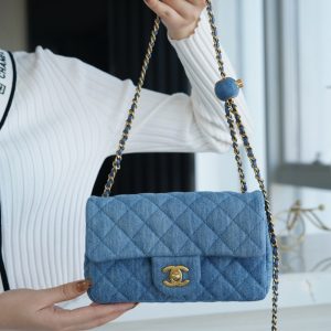 chanel 2022丹宁牛仔金属球mini最新款香奈儿女包上身图