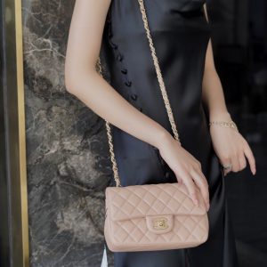 chanel CF classic flap羊皮mini奶茶杏上身图香奈儿的包