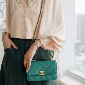 chanel双金球CF mini 复古绿上身图香奈儿包包旗舰店官网