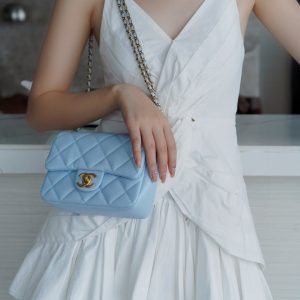 chanel秋冬新品子弹壳方胖子梦幻蓝香奈儿口盖包上身图