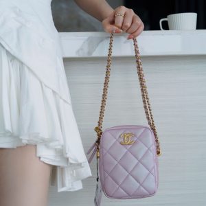 chanel秋冬新款子弹壳相机包珠光粉香奈儿竖版相机包上身图
