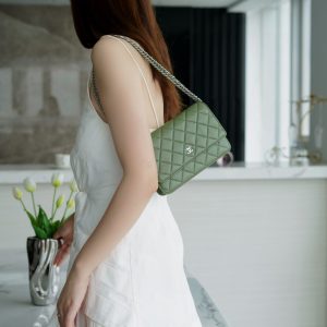 chanel经典woc抹茶绿上身图香奈儿woc包有几个颜色