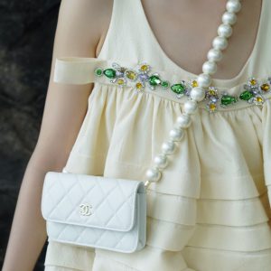 chanel春夏新款mini珍珠链条胸包白色上身图香奈儿女包