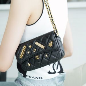 chanel春夏系列 限量徽章包上身图香奈儿包包价格一览表