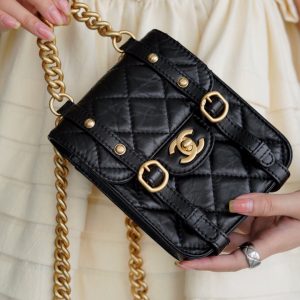 chanel秋冬 竖版mini复古邮差包上身图官方网站香奈儿包包