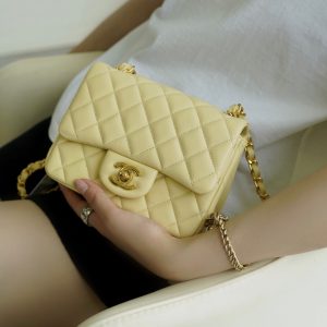 香奈儿CF𝖢𝗅𝖺𝗌𝗌𝗂𝖼 𝖿𝗅𝖺𝗉方胖子春夏新色小鸡黄上身效果图