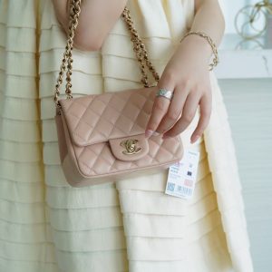 Tokyo, Japan chanelCF方胖子奶茶杏上身圖香奈兒女款包包