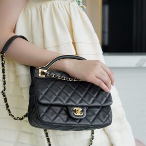 Hong Kong 𝖢𝗁𝖺𝗇𝖾𝗅香奈兒高級手工坊復古口蓋包上身圖