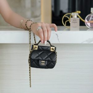 Taiwan 高級手工坊迷妳復古口蓋卡包香奈兒口蓋包上身圖