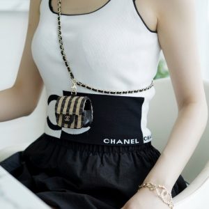 Australia Canberra 香奈兒春夏新品草編mini耳機包上身圖