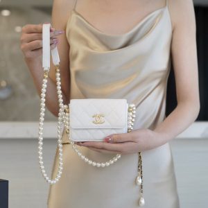 Bahrain chanel新款珍珠鏈條卡包上身圖香奈兒珍珠鏈條包包