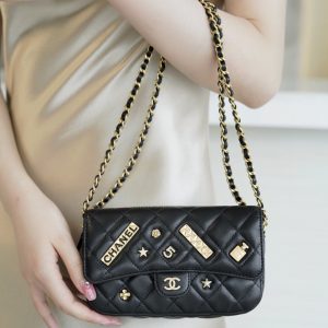 UAE United Arab Emirates chanel春夏繫列限量徽章包上身圖