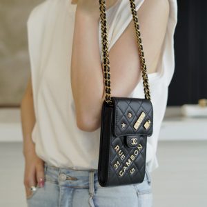 Kuwait chanel香奈兒春夏繫列限量徽章手機包上身圖