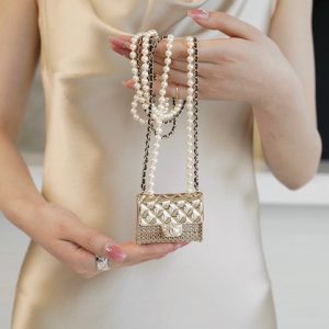 Qatar  chanel春夏繫列 金屬盒斜挎包王一博權誌龍同款