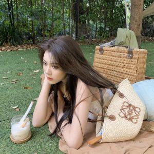 Indonesia Jakarta LOEWE草編包小號羅意威草編包上身圖