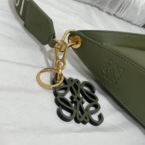 Qatar Doha LOEWE amazono掛飾羅意威飾品什麽材質