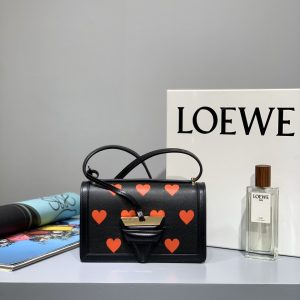 Bahrain manama LOEWE愛心三角包羅意威三角包價格
