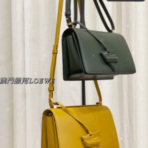 Exeter, UK Britain羅意威三角包loewe三角包巴塞羅那