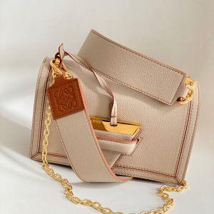 Liverpool UK Britain羅意威三角包loewe三角包真假對比