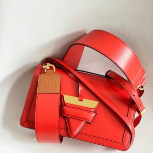 Tokyo, Japan LOEWE Barcelona三角包羅意威的包包