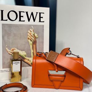 Thailand Bangkok LOEWE Barcelona三角包羅意威 女包