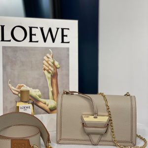 Singapore LOEWE Barcelona繫列羅意威三角包中號尺寸