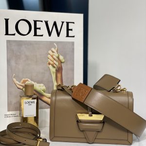 Malaysia LOEWE Barcelona三角包羅意威的包包怎麽樣