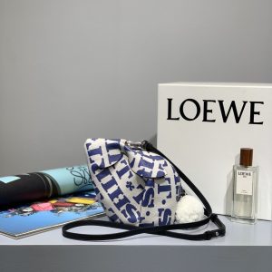 Qatar Doha LOEWE Bunny小兔子羅意威小兔子包包毛絨