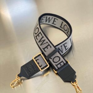 Oxford, UK Britain LOEWE的肩帶怎麽上羅意威字母肩帶