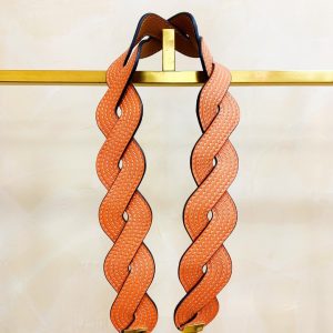 Exeter, UK Britain LOEWE麻花背帶羅意威肩带羅意威logo