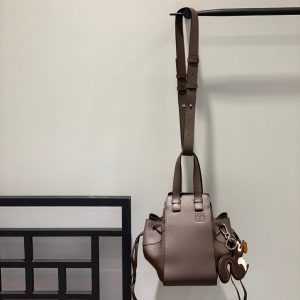 Britain  LOEWE Hammock Drawstring 抽繩吊床包