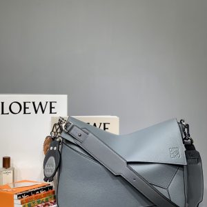 Turkey LOEWE郵差包羅意威郵差包中號女生上身圖