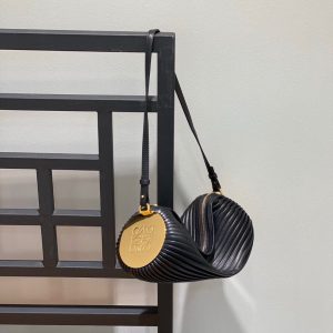 Sydney Australia LOEWE Bracelet腋下包羅意威手拿包